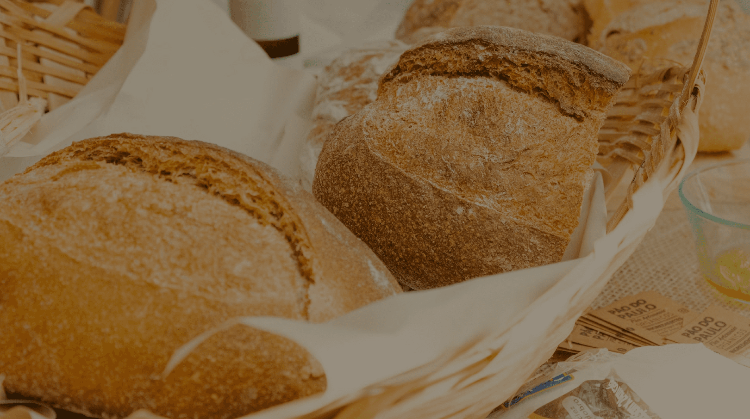 Brot im Korb auf dem Tisch